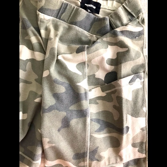 Monrow women Khaki Short. Size Large. Good condition. Lightweight. Cotton blend - Picture 3 of 4